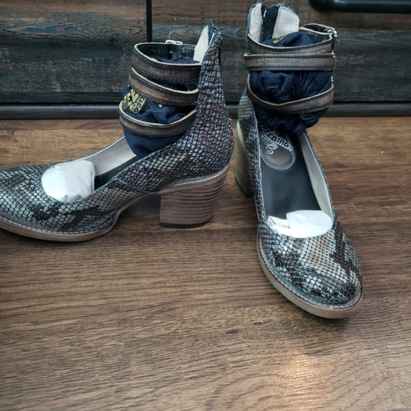 Freebird by Steven Randi blue multi snake NWT sz 7 - Picture 4 of 9